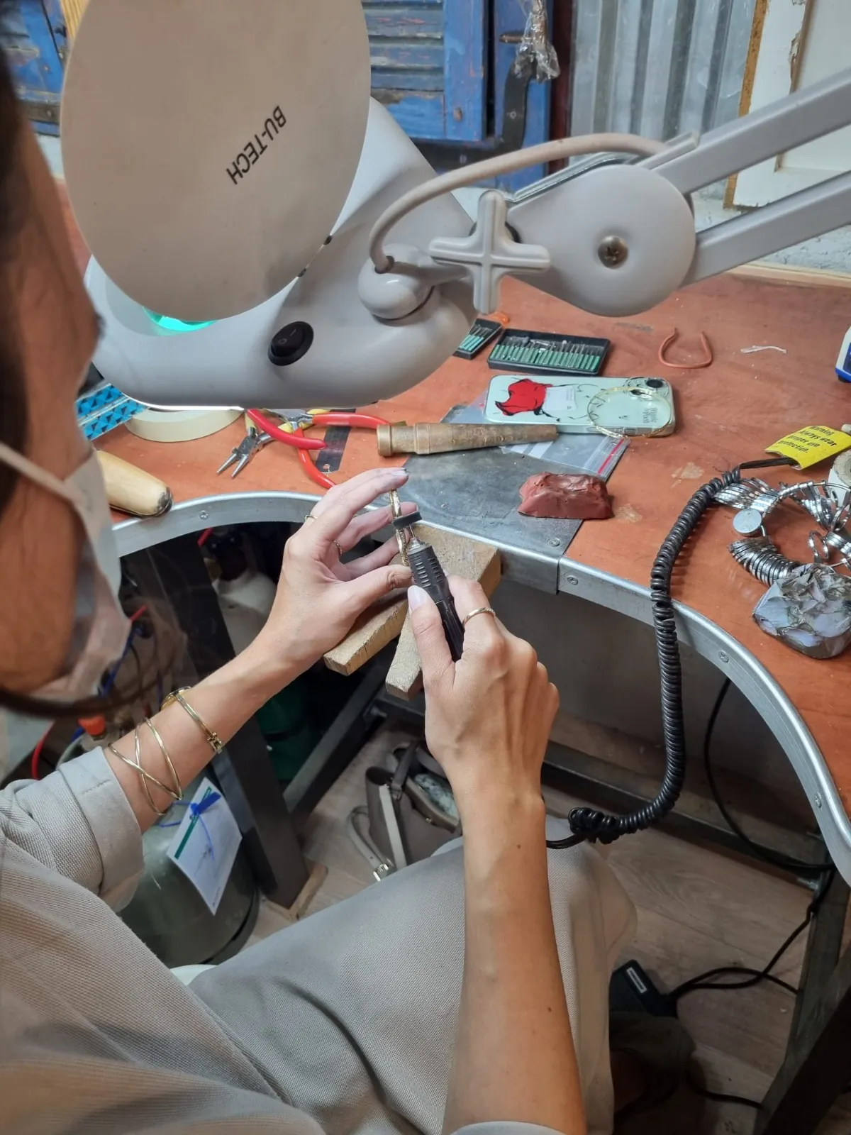 עבודת דיוק על תכשיט במקדחה גמישה בעמדת הצורפות