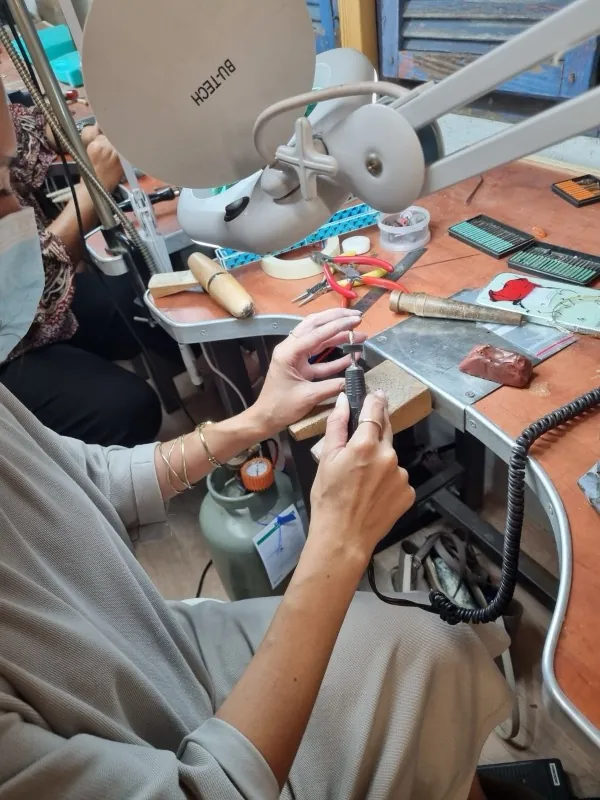 עבודה תחת מנורת זכוכית מגדלת בעמדת הצורפות