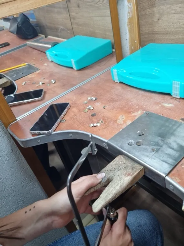 ניסור מדויק במשורית על יתד השולחן