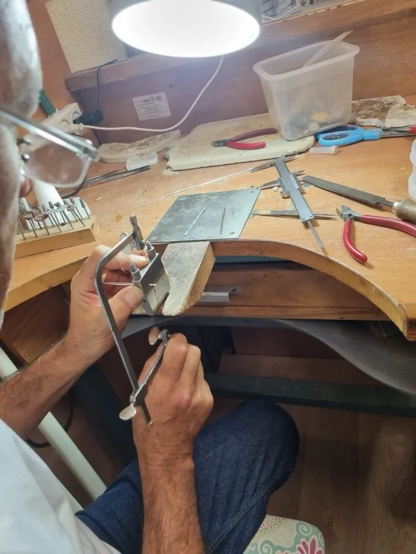 ניסור לוח מתכת במשורית בעמדת העבודה