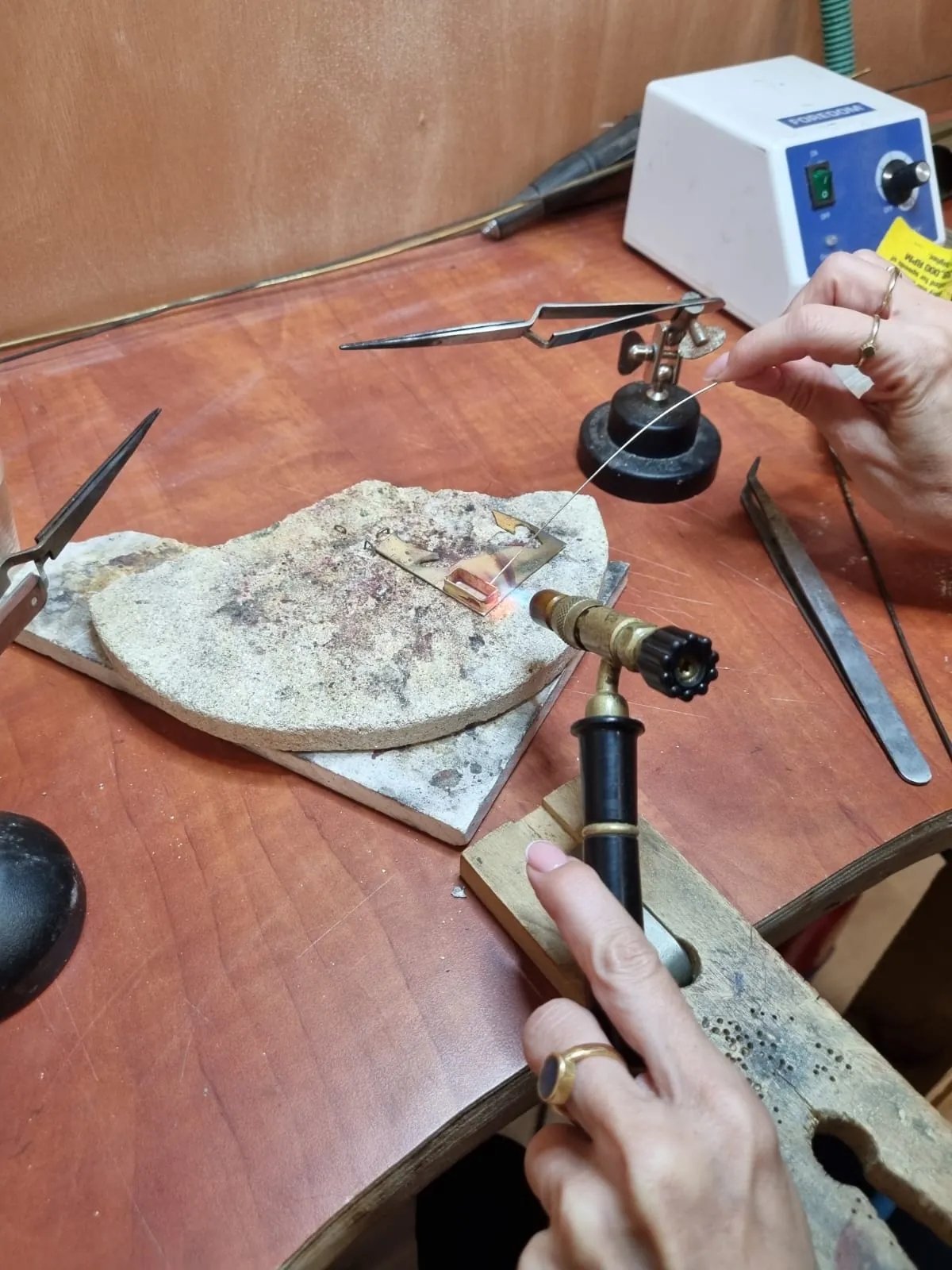 הלחמת טבעת במבער בקורס הצורפות - עבודה על לבנת שמוט עם פינצטה על יד שלישית
