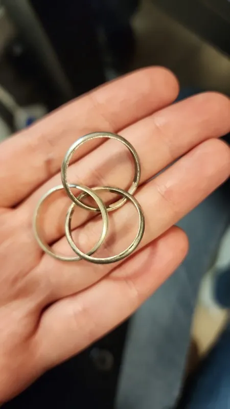 שלושת חישוקי הכסף של טבעת הטריניטי לפני חיבורם