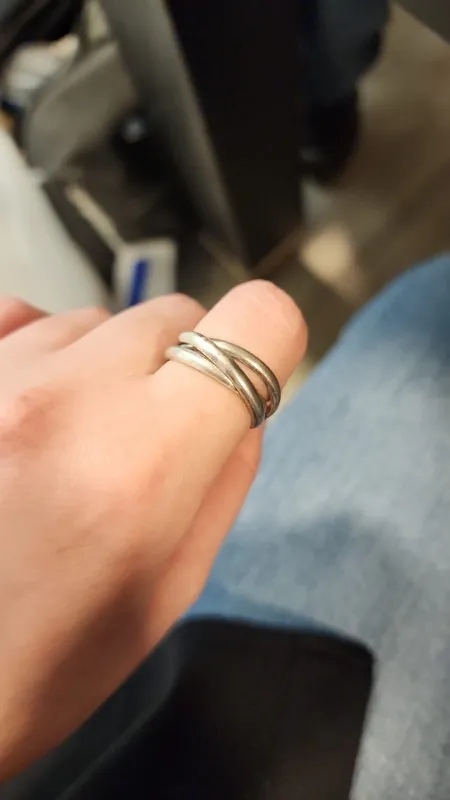 טבעת הטריניטי המוגמרת על היד - תוצר קורס הצורפות